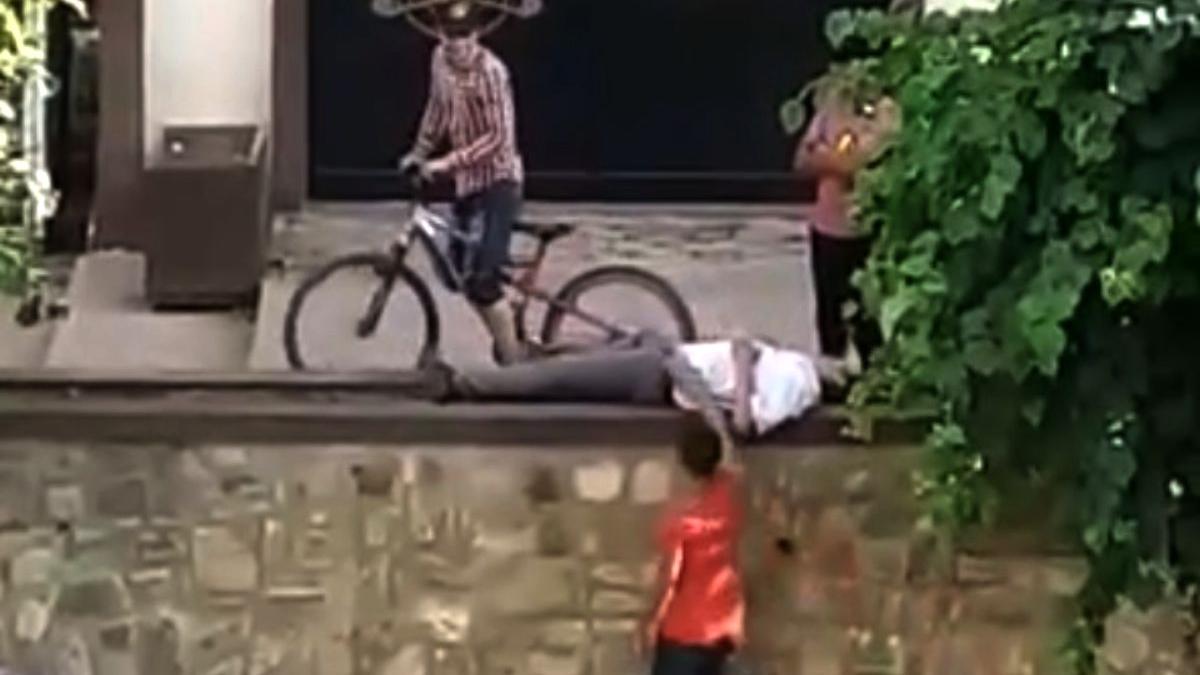 trei tineri filmat buzunaresc barbat intins umbra targu neamt