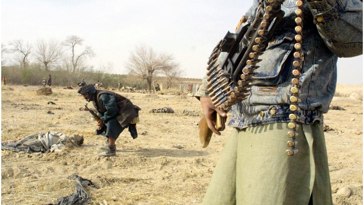 luptatori talibani impusca soldati afgani