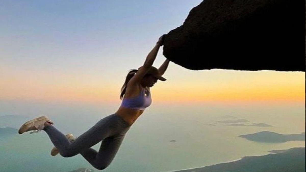 vedeta instagram moarta cazut gol poze cascada hong kong