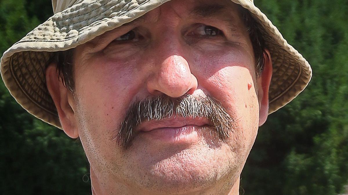 barbat iasi descaltat sandale batran descult suferinta