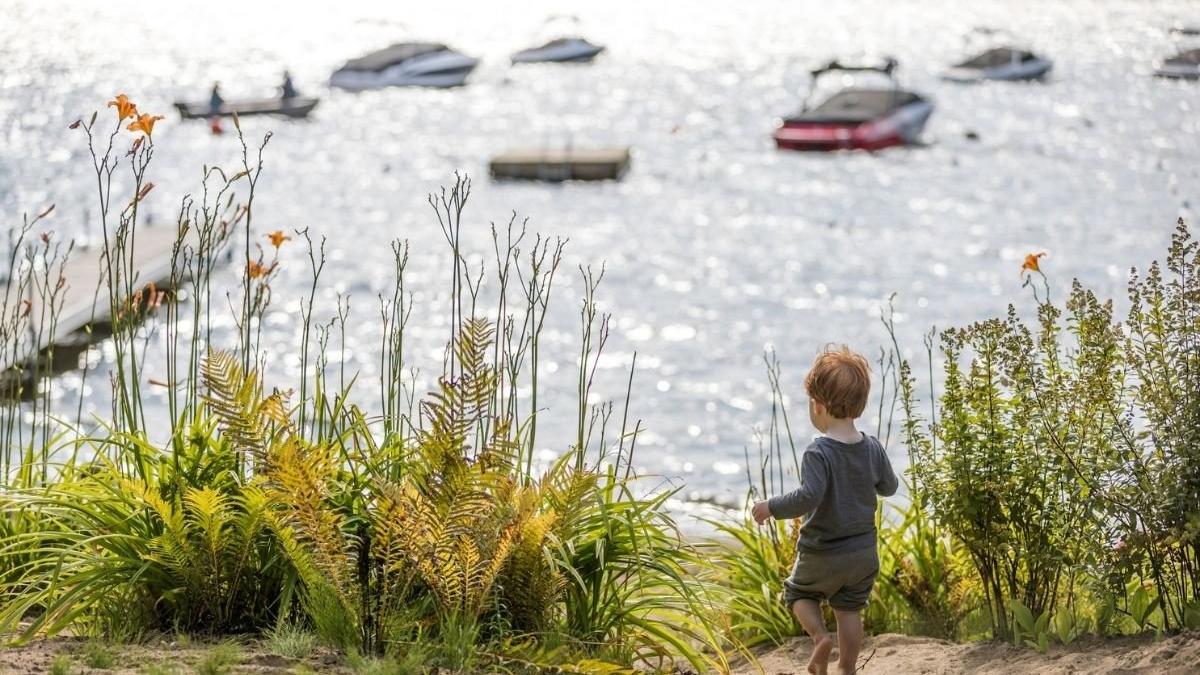 un bebelus din moldova s a inecat intr un lac dupa ce fratele sau i a impins caruciorul in apa