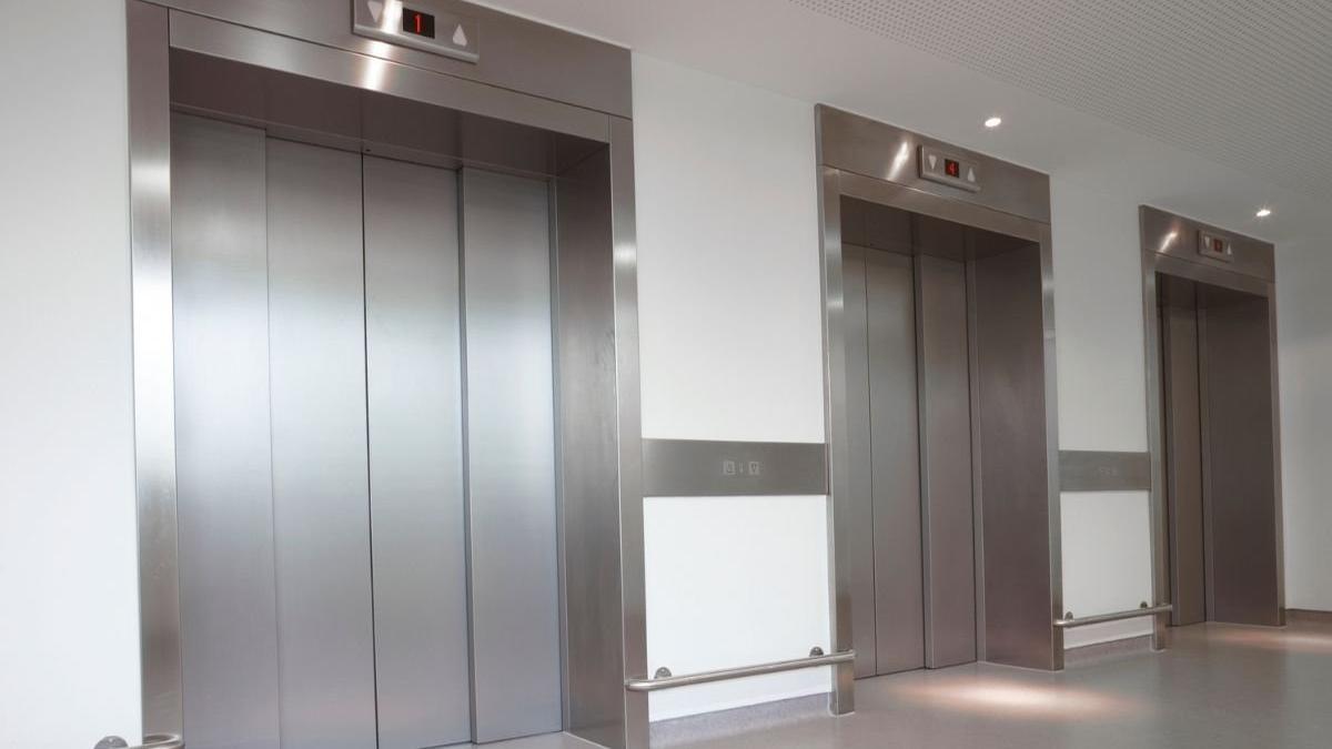 baiat sapte ani mort strivit usi lift vacanta