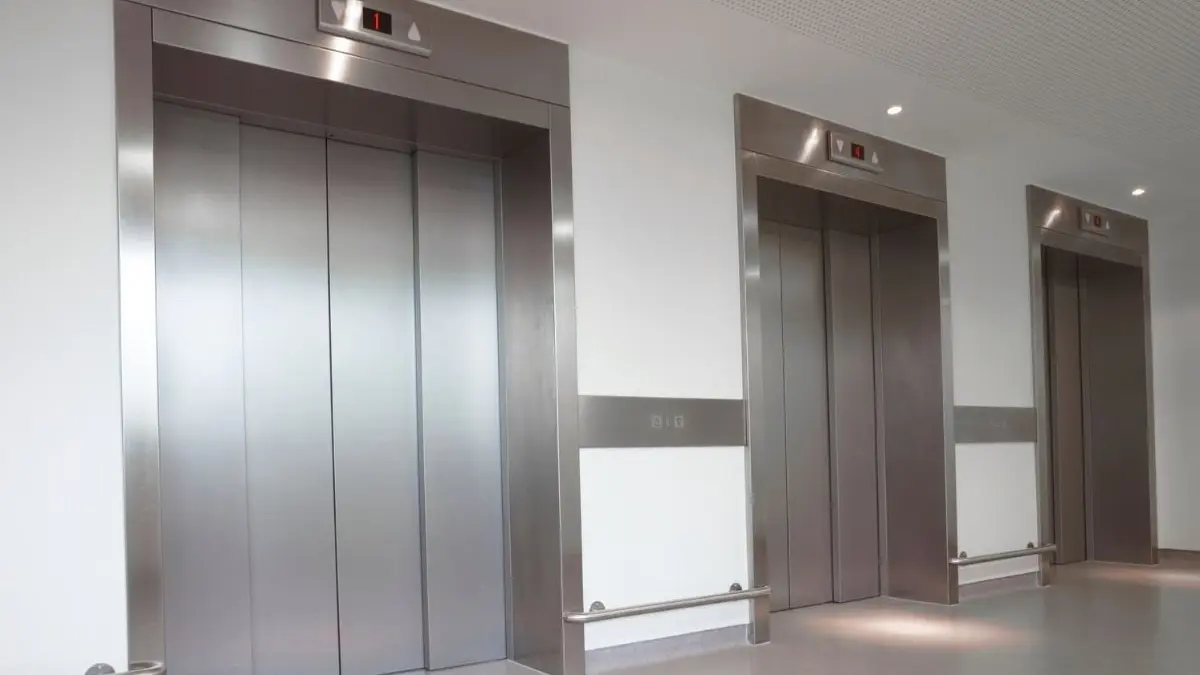 baiat sapte ani mort strivit usi lift vacanta