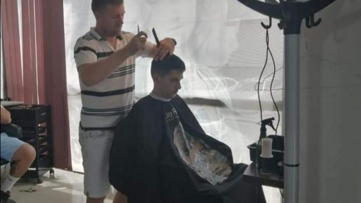 campionul national convertit in frizer salonul sau e ce mai cautat din oras