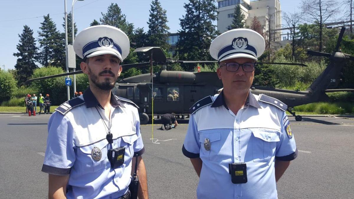 ei sunt politistii blocat traficul intersectie elicopter zboara aproape sol
