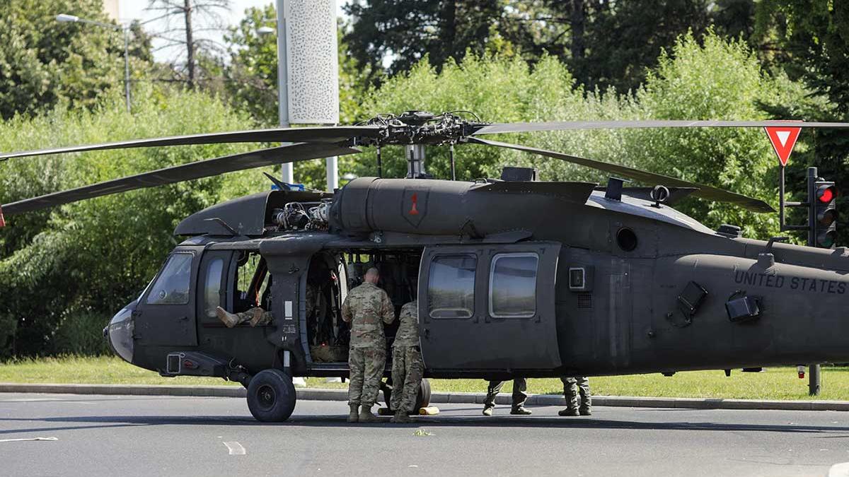 elicopter militar aterizat fortat aviatorilor