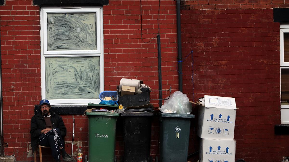 barbat fara adapost botosani gasit bani tomberon predat politie