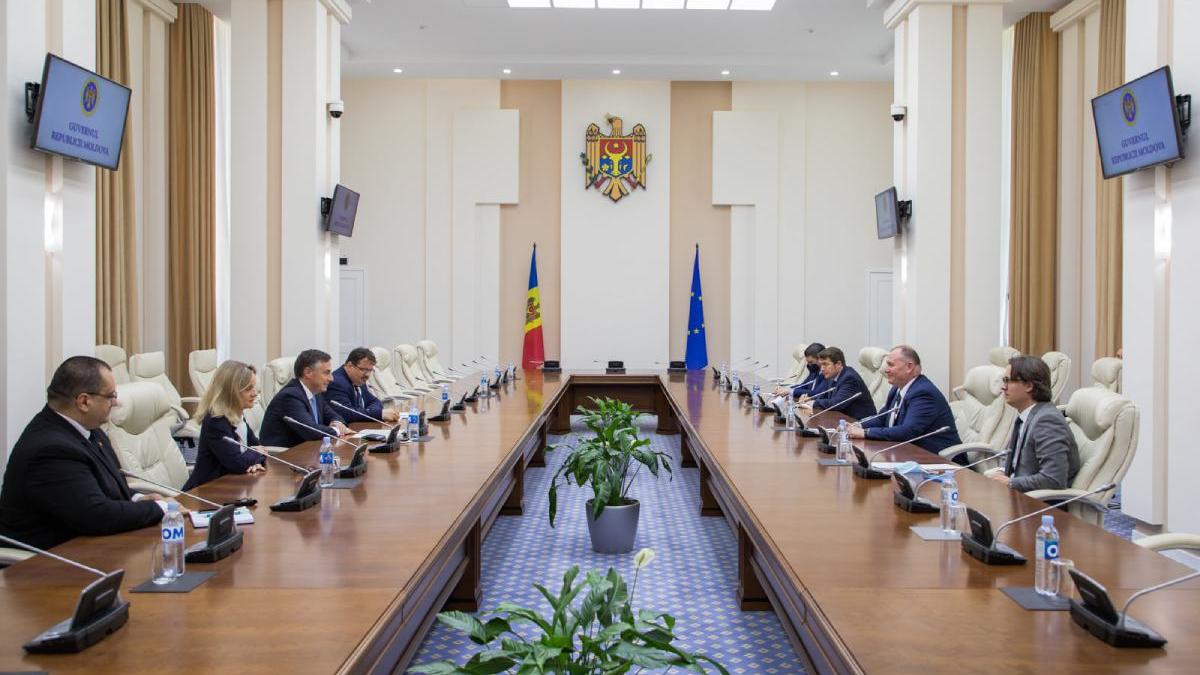 barbat spart geamul usa guvernului moldova inchisoare