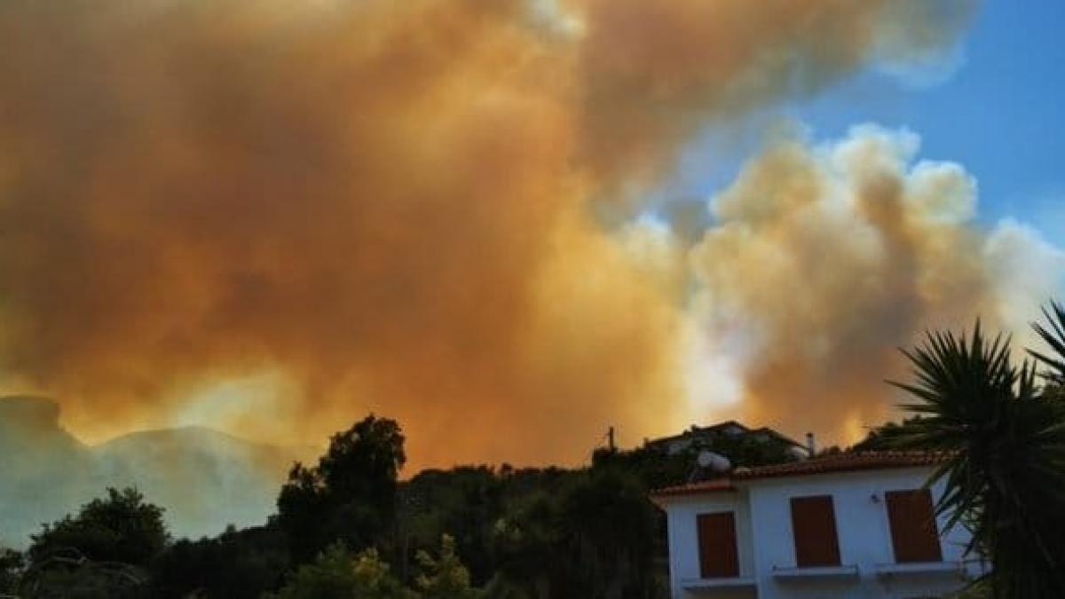 hoteluri evacuate grecia incendiu