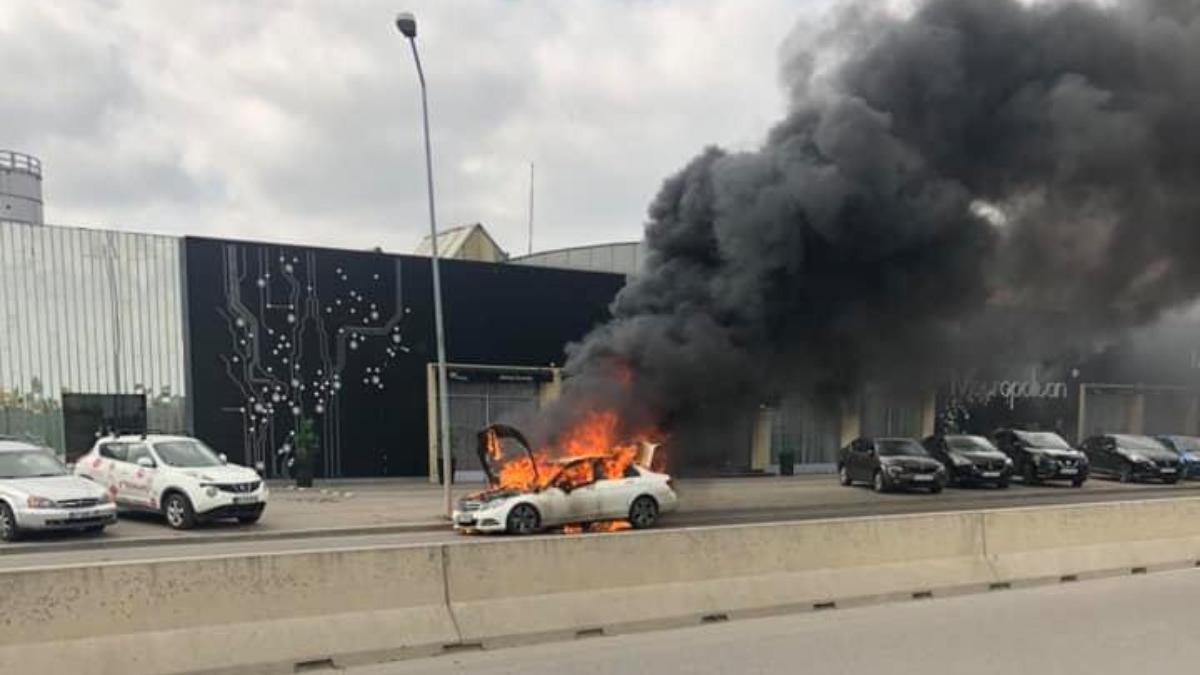 masina in flacari in fata directia de inmatriculare a vehiculelor capitala