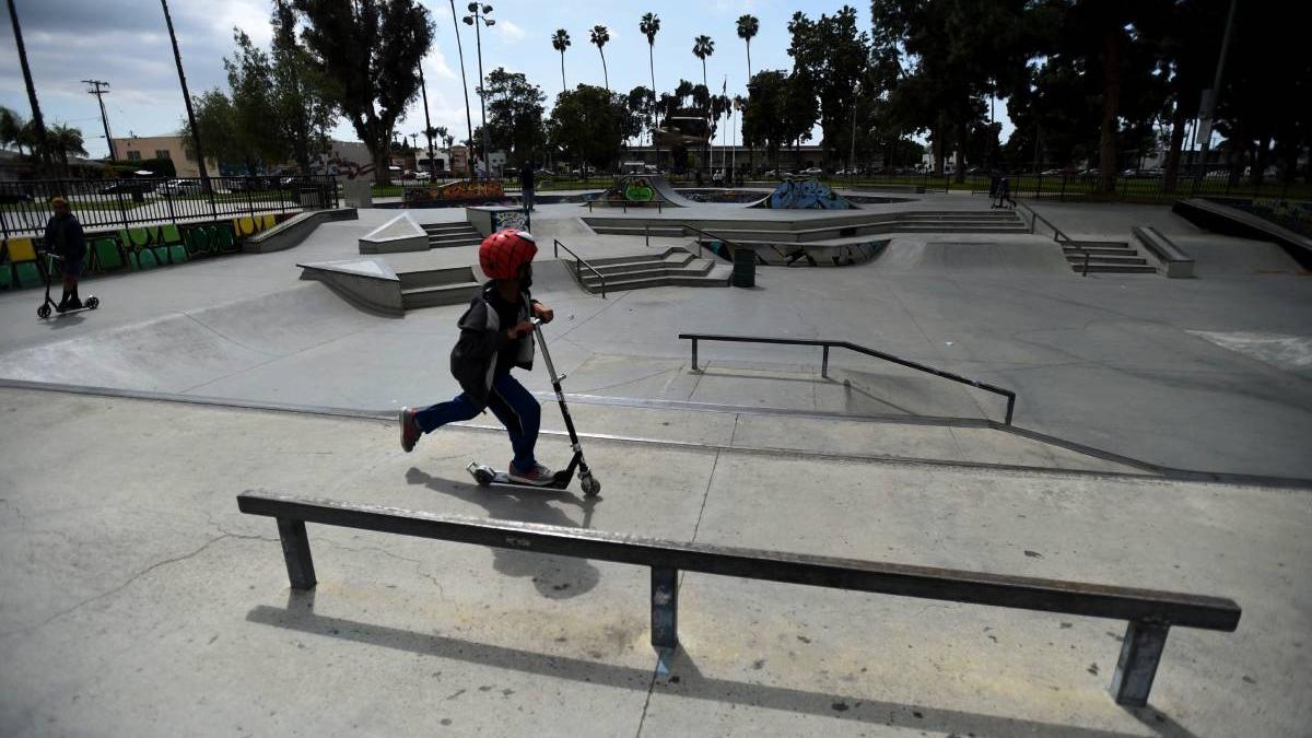 nou skatepark amatorii skateboard role graffiti