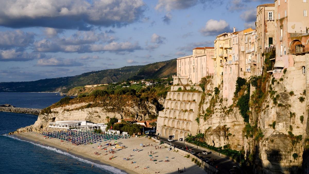 autoritatile din italia ofera 28 000 euro persoanelor sa se mute sate putini locuitori