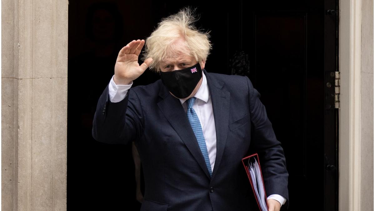 boris johnson izolare coronavirus