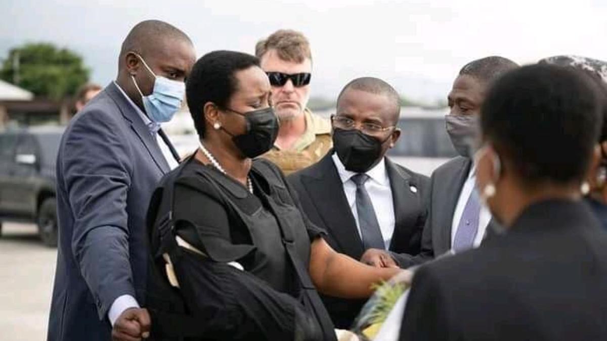 s a intors acasa imbracata cu vesta antiglont martine moise sotie presedinte haiti