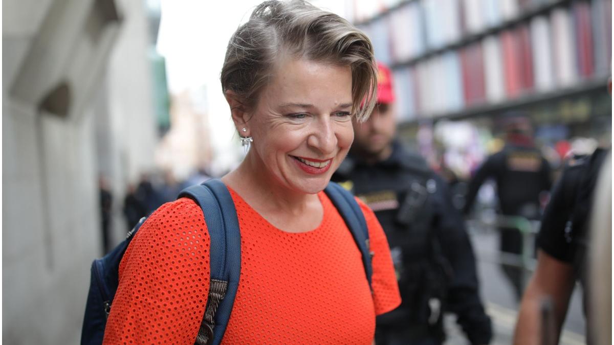 australia expulzeaza eitorialista britanica covid