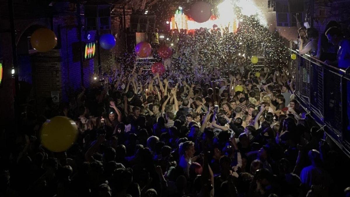 britanici sarbatoare ziua libertatii trecere nou an sampanie petreceri cluburi anglia