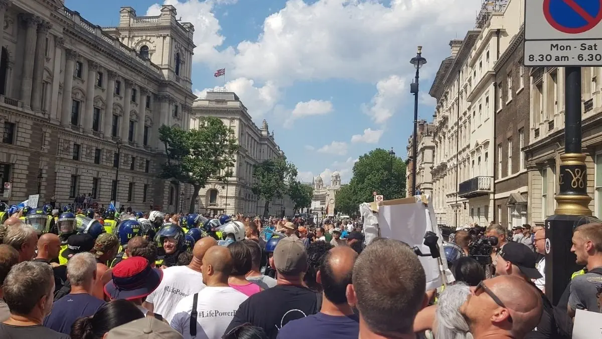 proteste violente in londra arestat i l pe boris johnson printre scandarile protestatarilor
