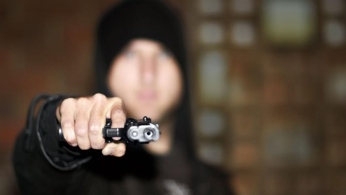 roman beat pistol bar italia amenintare patroni