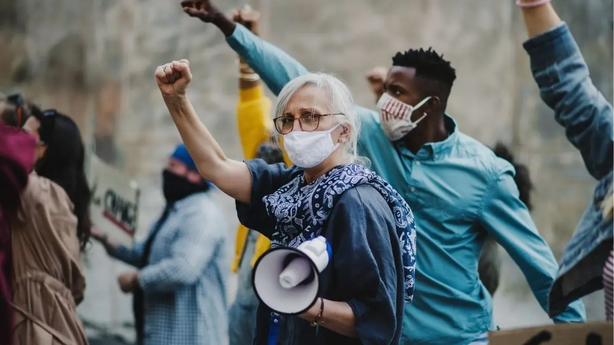 tara europeana protestatari furiosi atac televiziune promovare vaccinare