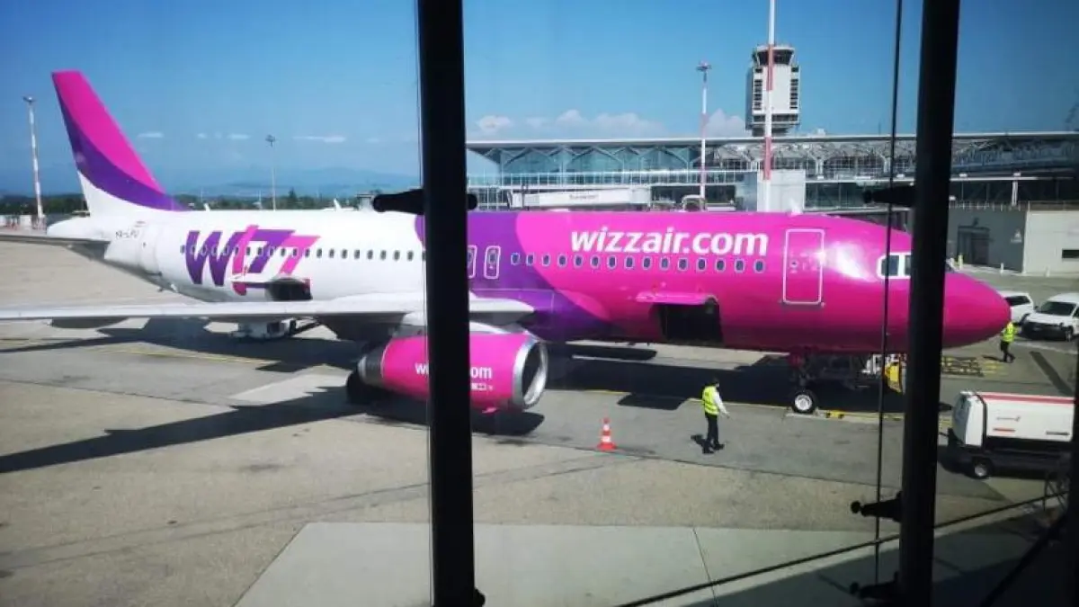 incident la cluj cursa anulata dupa ce un avion a lovit cu aripa scara mobila