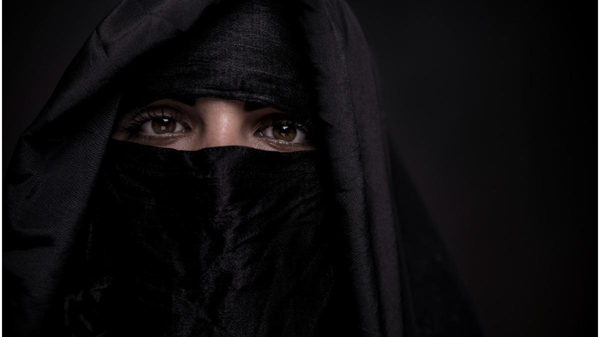 barbat indonezia deghizat sotie covid 19