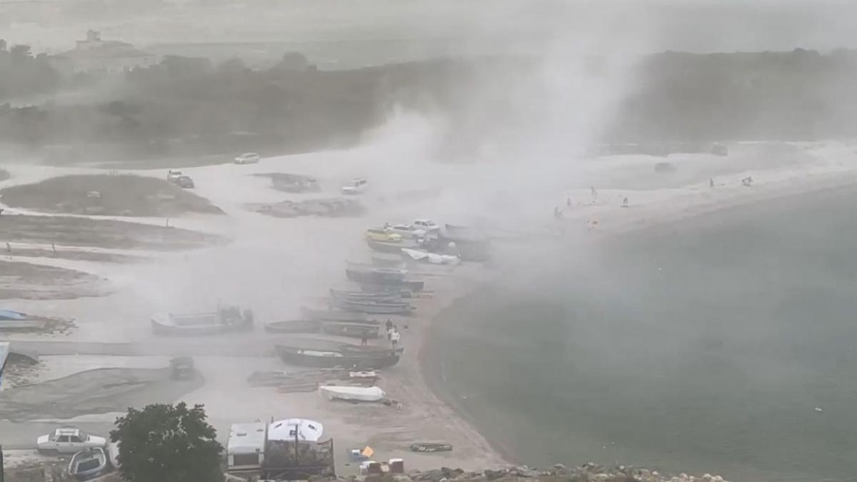 furtuna puternica plaja constanta turisti valuri de nisip