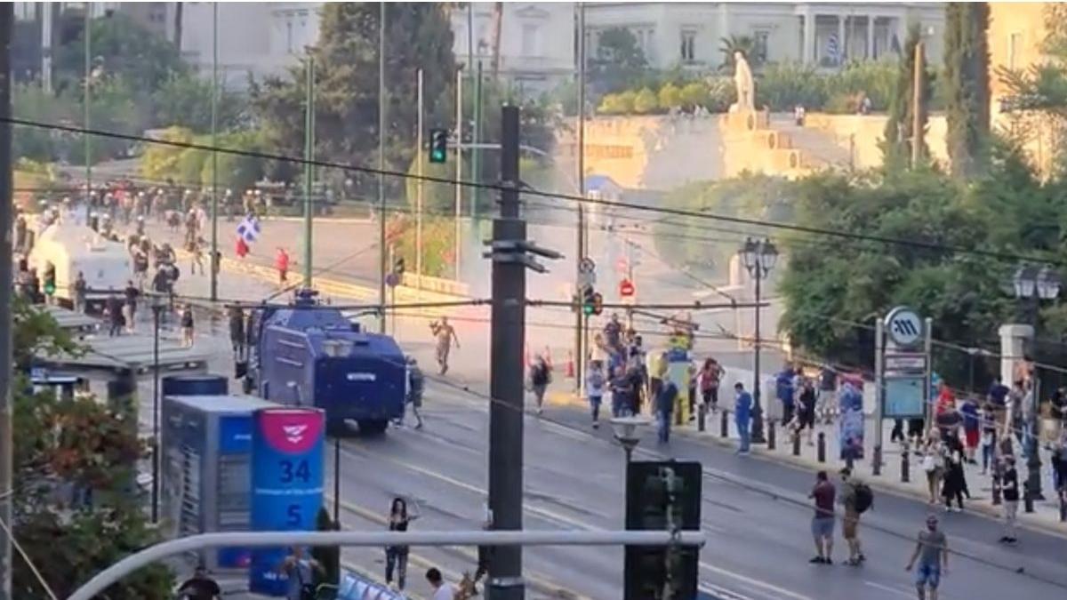 mii de oameni in strada in grecia impotriva vaccinarii obligatorii au fost dispersati cu gaze