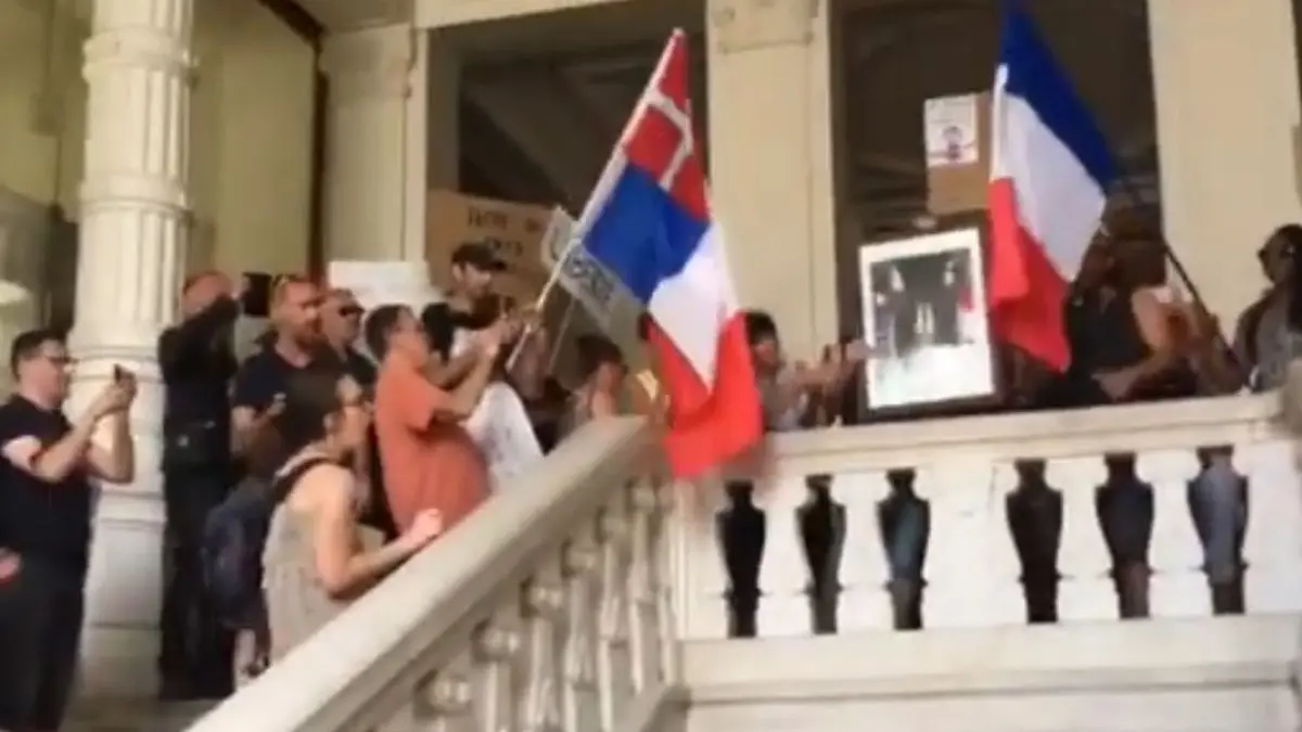 protestatarii anti restrictii au dat navala intr o primarie din franta se cere demisia lui macron