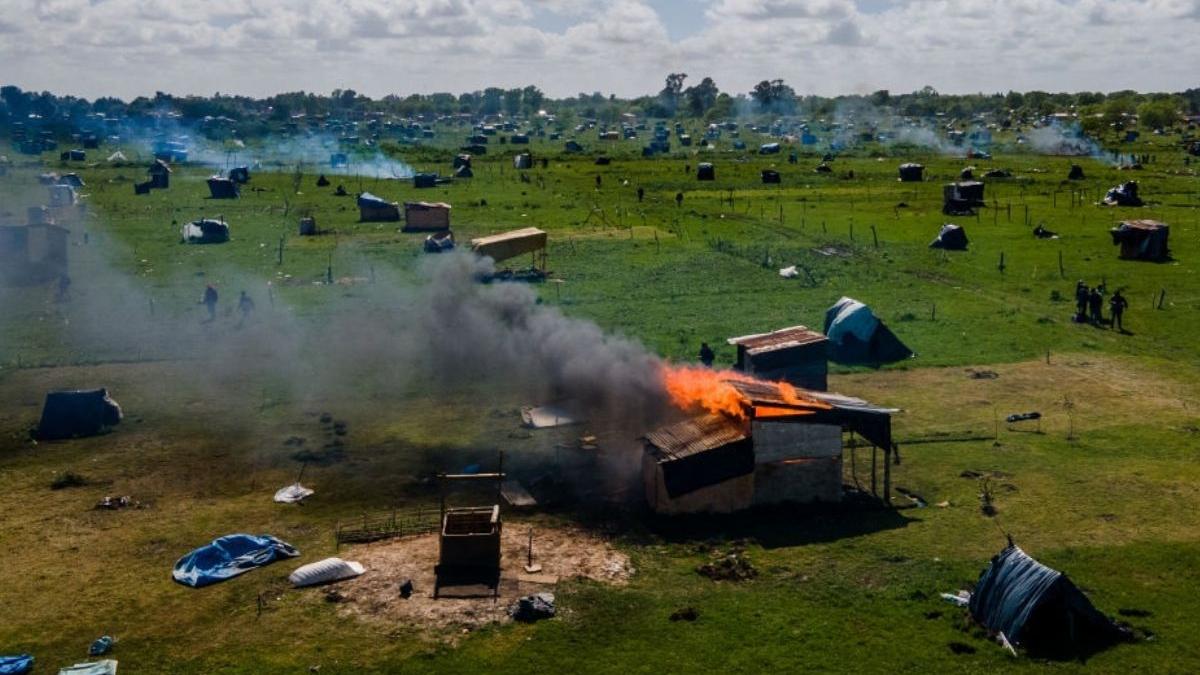 razie a autoritatilor italiene intr o tabara cu locuinte improvizate ale romanilor din apropierea