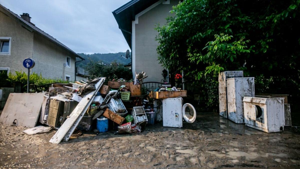 hotii romani au furat si din casele daramate de inundatii din belgia au plecat cu masini de spalat