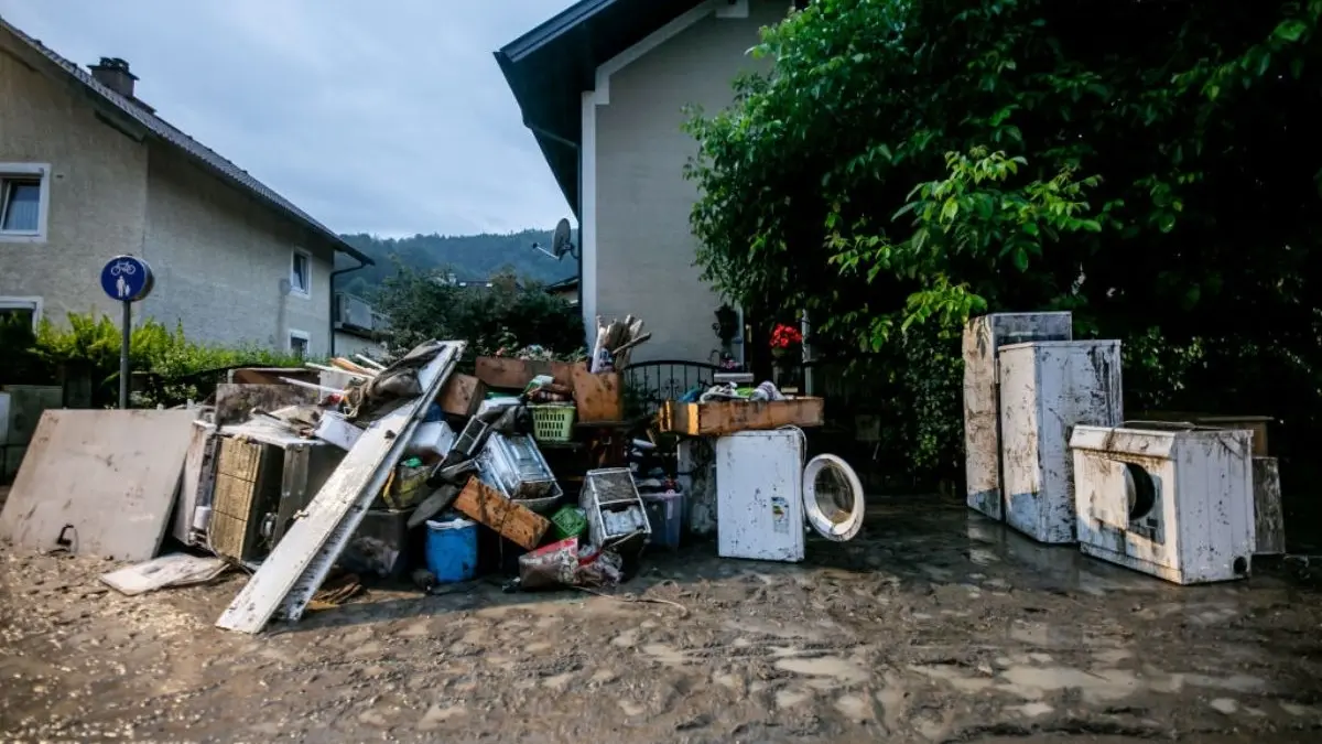 hotii romani au furat si din casele daramate de inundatii din belgia au plecat cu masini de spalat