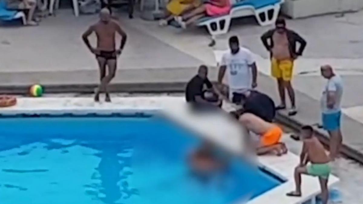 imagini dramatice fetita de cinci ani mana prinsa scurgere piscina mamaia