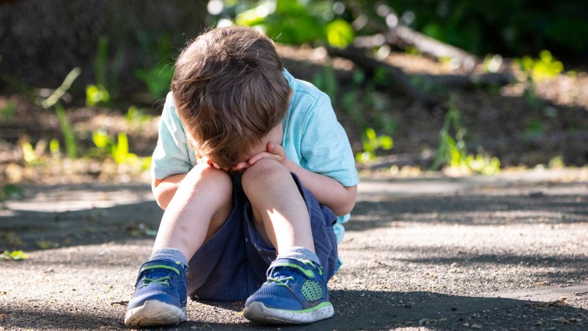 tanara abandonat copil strada galati mintit cumpara covrigi