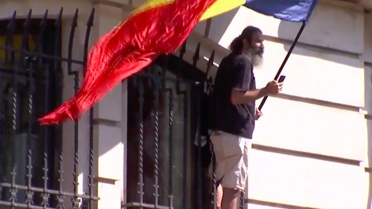 Profesorul de matematică Avramuță s-a urcat pe fațada clădirii Înaltei Curți din București, în semn de protest: Circulația a fost restricționată