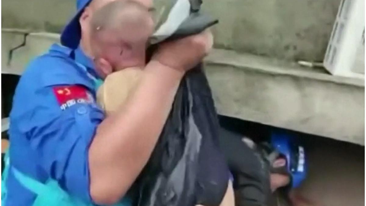 femeie china bebelus alunecare teren