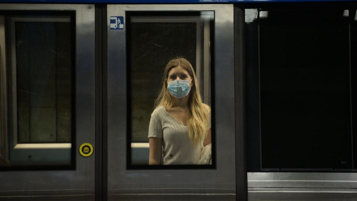 alerta capitala tanar ataca femei la metrou