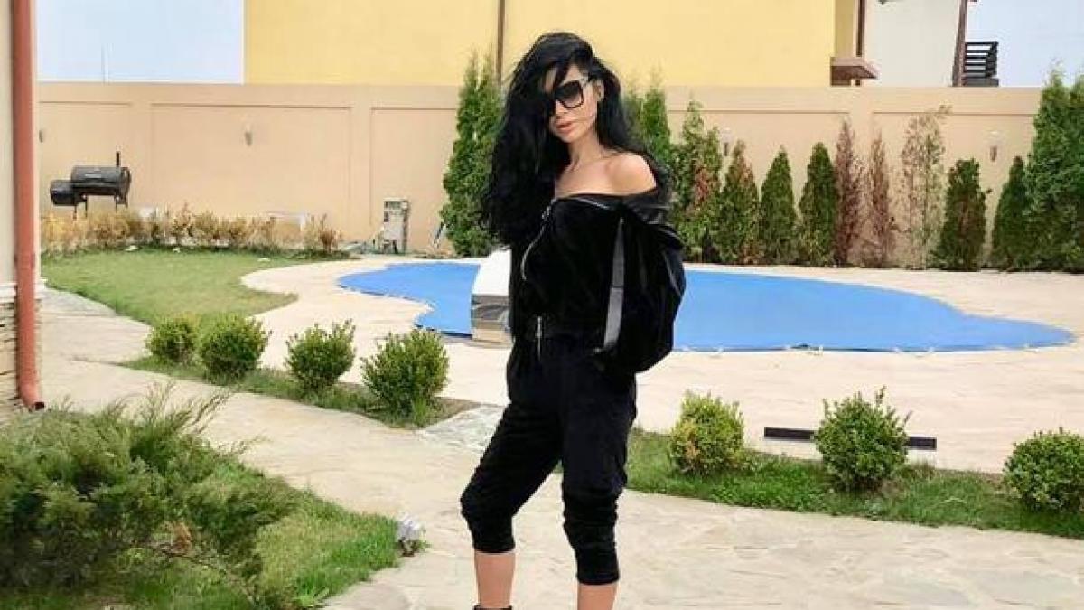 dansatoare din buric angajata companie strategica