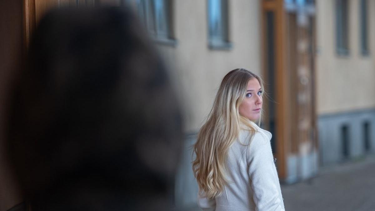 o femeie a fost atacata cu cutitul pentru ca purta un tricou cu charlie hebdo politistii londonezi