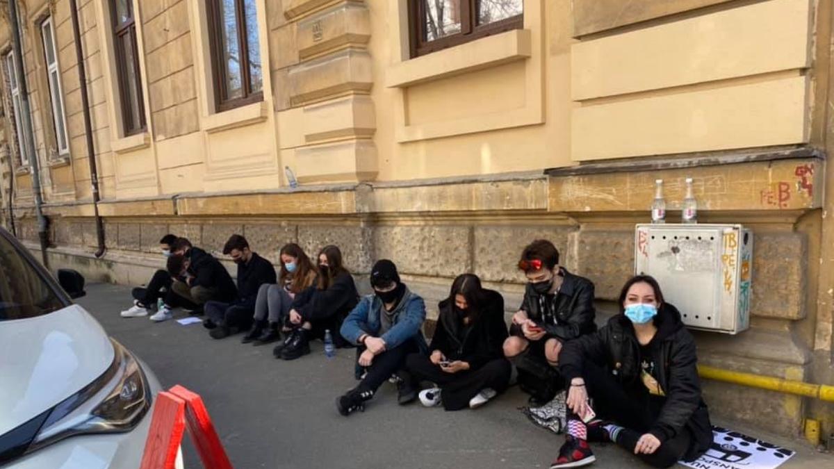 protest elevi impotriva florin citu ne lasa fara transport si dreptul de a protesta