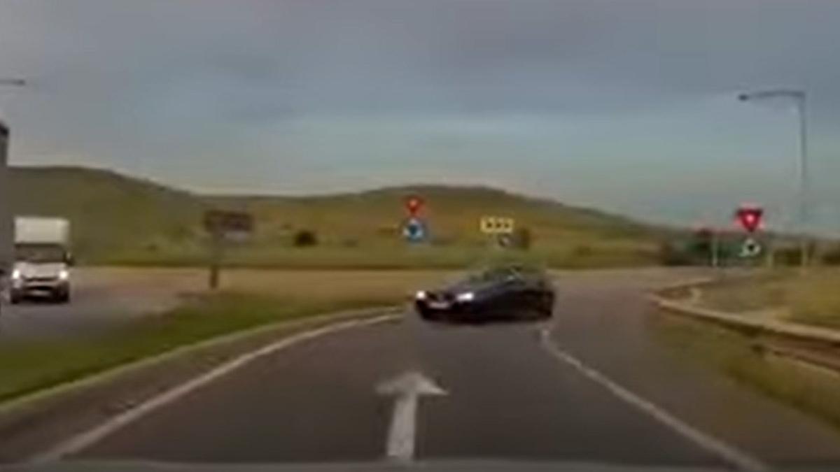 masina filmata pe contrasens pe autostrada a3 transilvania
