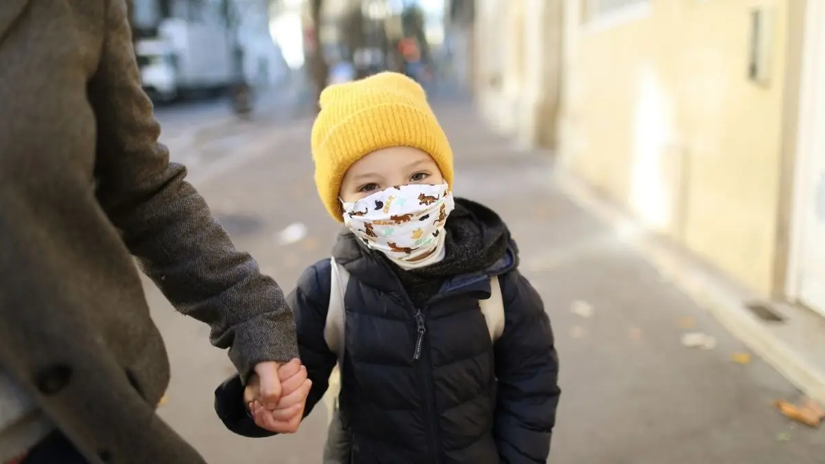 mastile de protectie ar trebui purtate in scoli chiar si de cei vaccinati conform unei recomandari