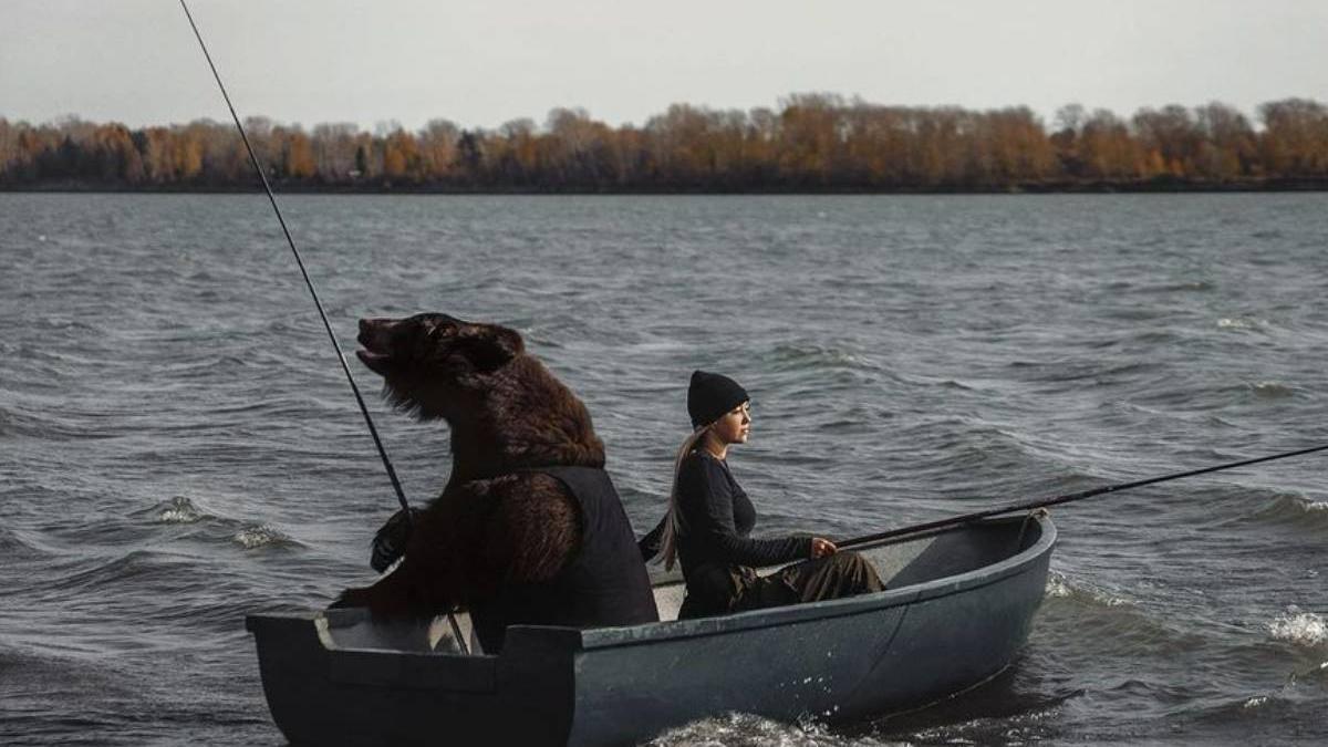 tanara filmata iesit urs pescuit barca