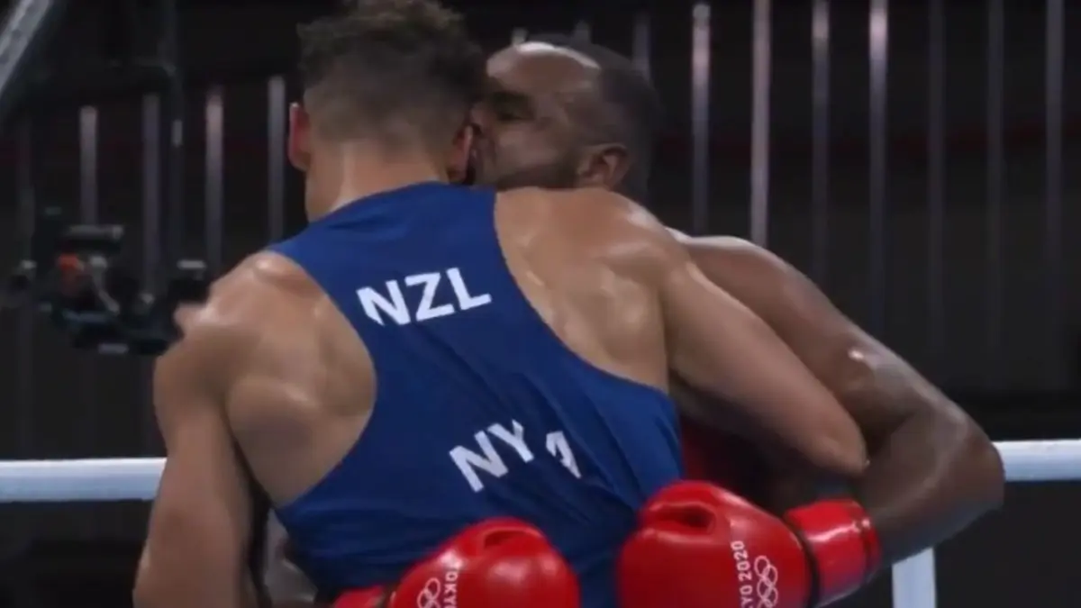 un nou gest marca mike tyson acum si la jocurile olimpice un boxer a vrut sa l muste de ureche pe