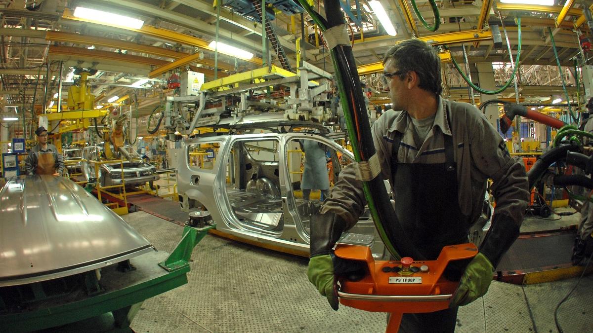 uzina dacia a oprit temporar activitatea