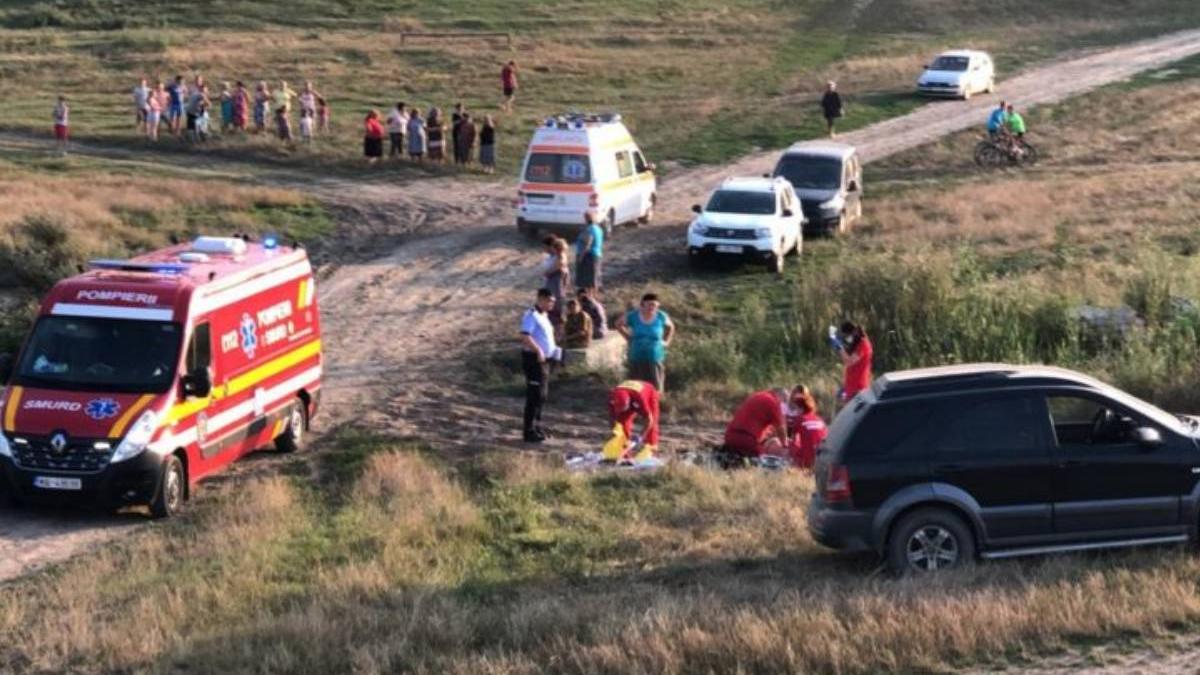 batran 70 de ani mort tarat zeci metri roti caruta