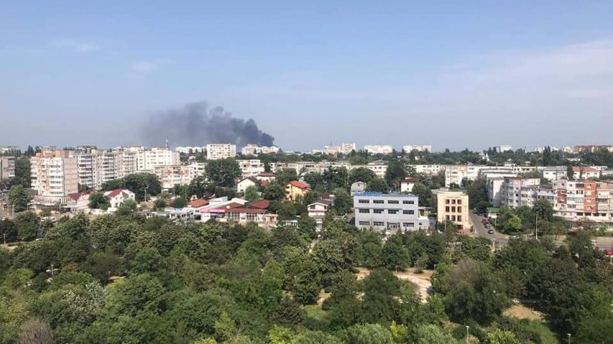 incendiu puternic in portul galati arde o hala de mase plastice