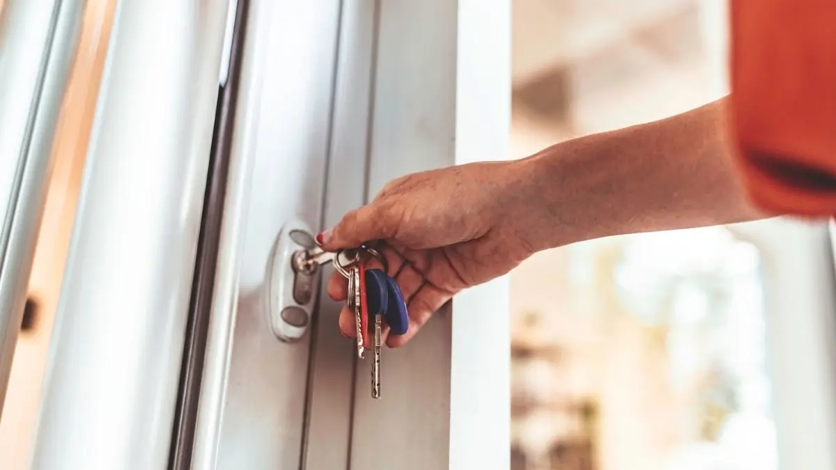 mai multi escroci imbracati in instalatori si mesteri umbla prin casele pensionarilor pentru a le