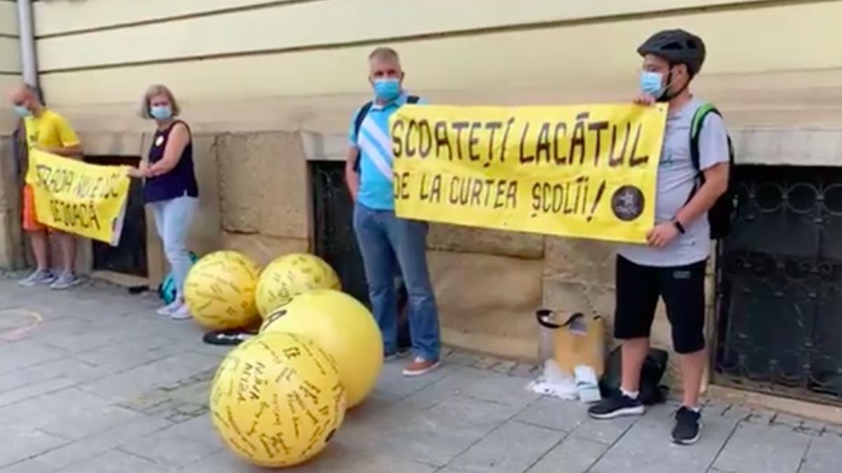 protest in fata primariei emil boc deschiderea curtilor scolilor in vacante