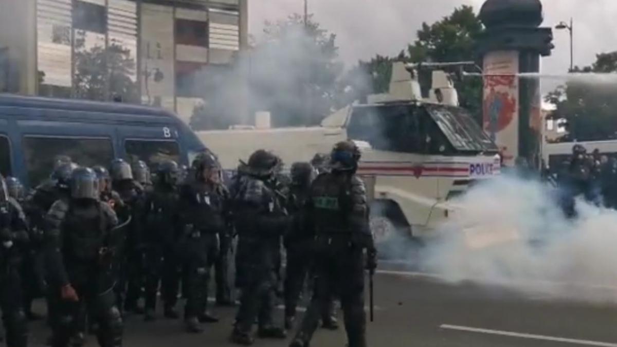 proteste paris restritii sanitare jandarm foc gaze lacrimogene