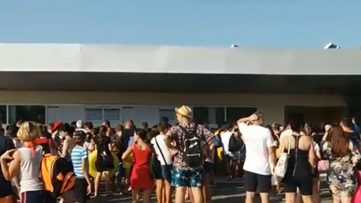 sute de oameni buluc la inaugurarea unui parc acvatic din galati